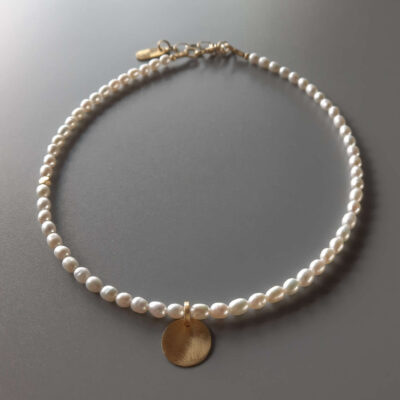 Choker z drobnych nieregularnych perełek z delikatną okrągłą zawieszką