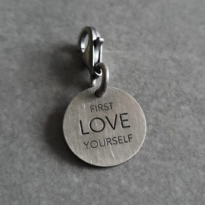 Zawieszka z oksydowanego srebra z napisem First Love Yourself